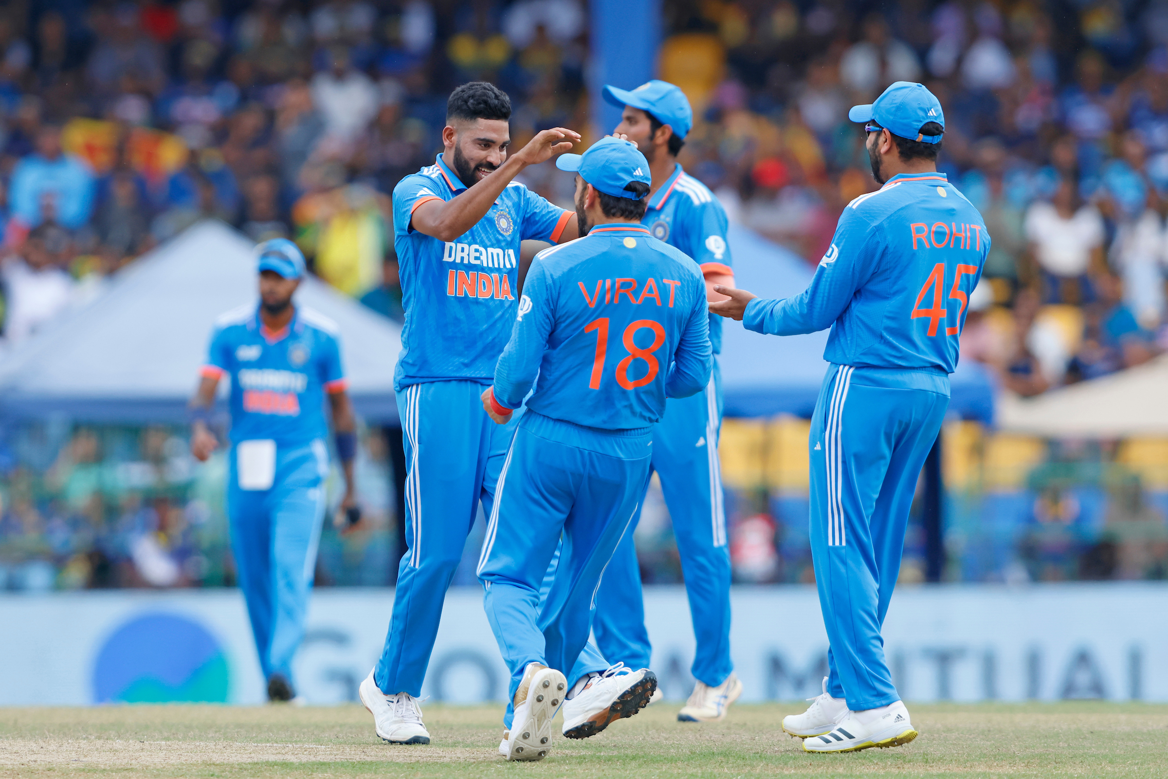 #INDvSL : ஒரே ஓவரில்  W, W, W, W….. 5 விக்கெட் எடுத்து அசத்திய சிராஜ்….. தடுமாற்றத்துடன் ஆடி வரும் இலங்கை.!!