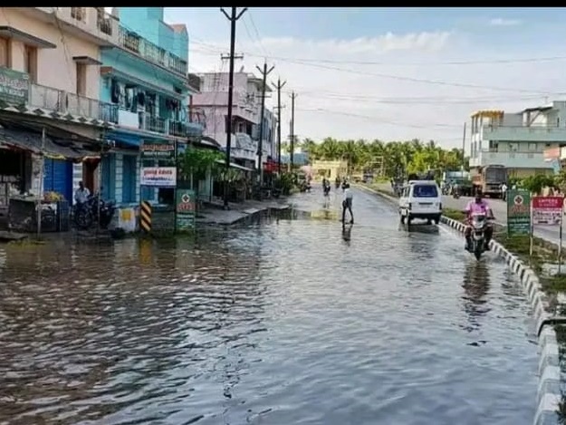 விடிய விடிய வெளுத்து வாங்கிய மழை…. பள்ளி, கல்லூரி செல்வோருக்கு வெளியான மிக முக்கிய அறிவிப்பு…!!!