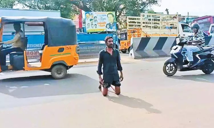 காவல் நிலையம் முன்பு நடுரோட்டில் முட்டி போட்டு நின்ற வாலிபர்…. தற்கொலைக்கு முயன்றதால் பரபரப்பு…. வைரலாகும் வீடியோ…!!