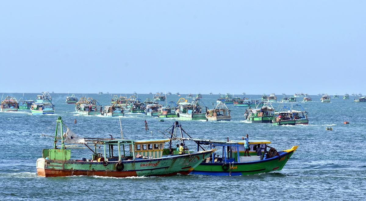 அதிகாலையிலேயே தமிழக மீனவர்கள் 28 பேர் கைது…. பெரும் பரபரப்பு…!!!!