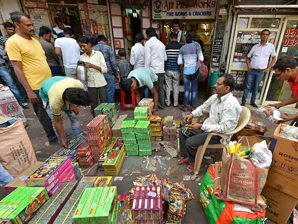 பட்டாசு விற்பனை கடைகளில் இதற்கெல்லாம் தடை…. அரசு போட்ட அதிரடி உத்தரவு….!!!!