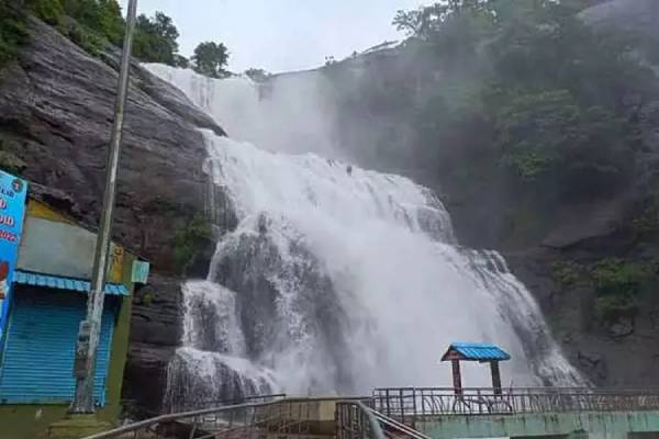திடீர் வெள்ளம் : குற்றாலம் அருவியில் குளிக்க தடை…. வெளியான அறிவிப்பு….!!!
