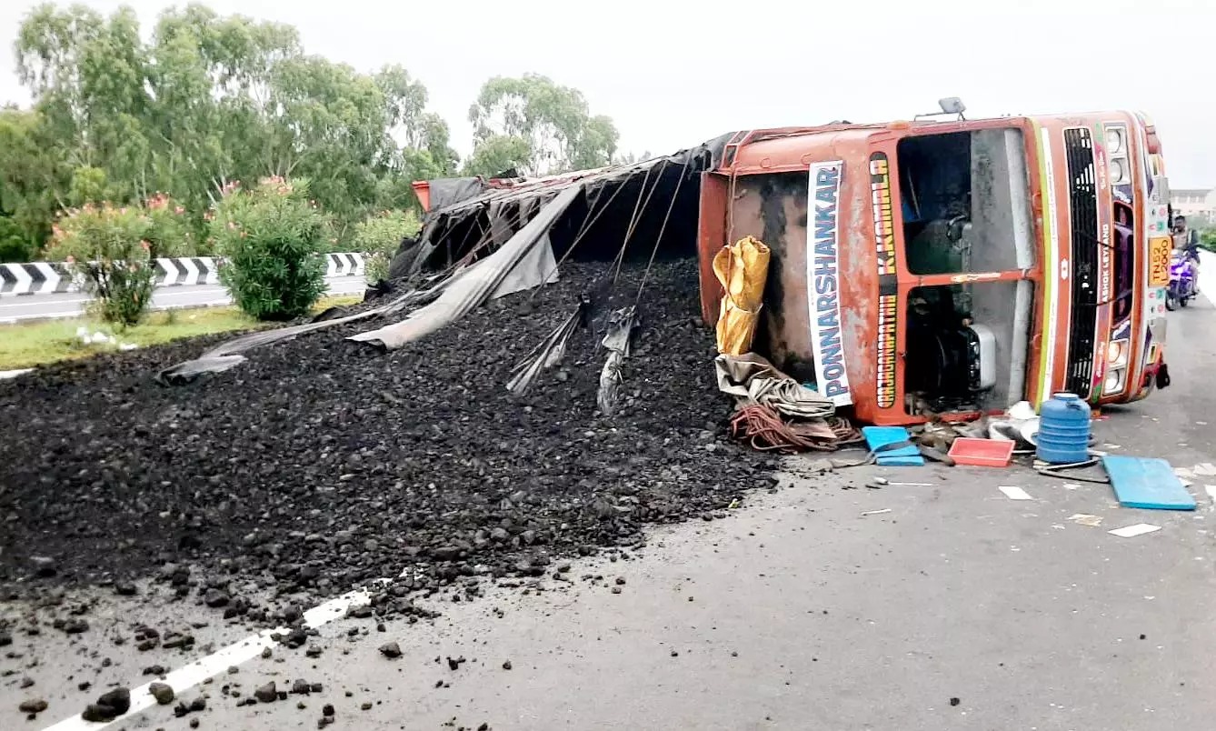 நிலக்கரியுடன் நடுரோட்டில் கவிழ்ந்த லாரி…. கிளீனரை விட்டு தப்பி ஓடிய டிரைவர்…. பரபரப்பு சம்பவம்…!!