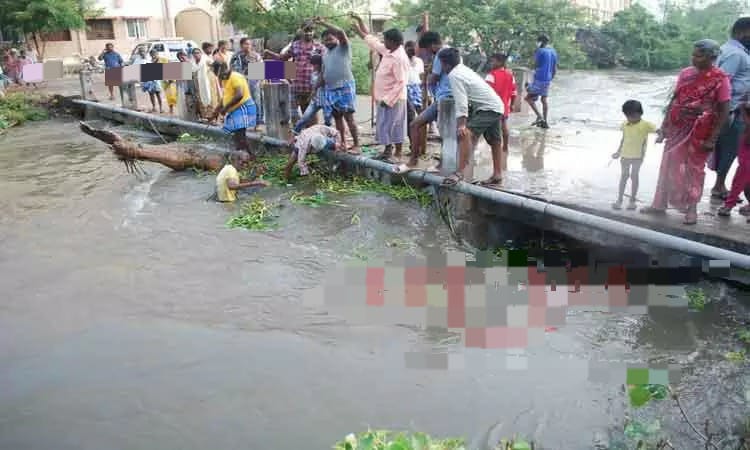 10 வீடுகளுக்குள் புகுந்த வெள்ளம்…. தண்ணீரில் மூழ்கிய தரைமட்ட பாலம்…. பொதுமக்களின் இயல்பு வாழ்க்கை பாதிப்பு…!!