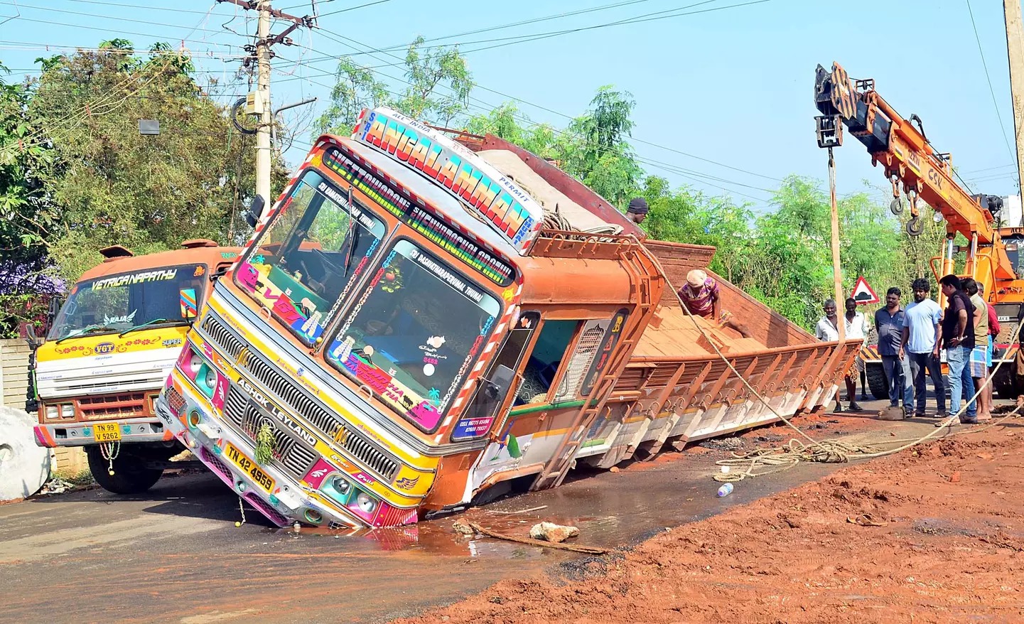 நடுநோட்டில் புதைந்த லாரியின் சக்கரங்கள்…. அதிர்ஷ்டவசமாக உயிர் தப்பிய ஓட்டுனர்…. பரபரப்பு சம்பவம்…!!