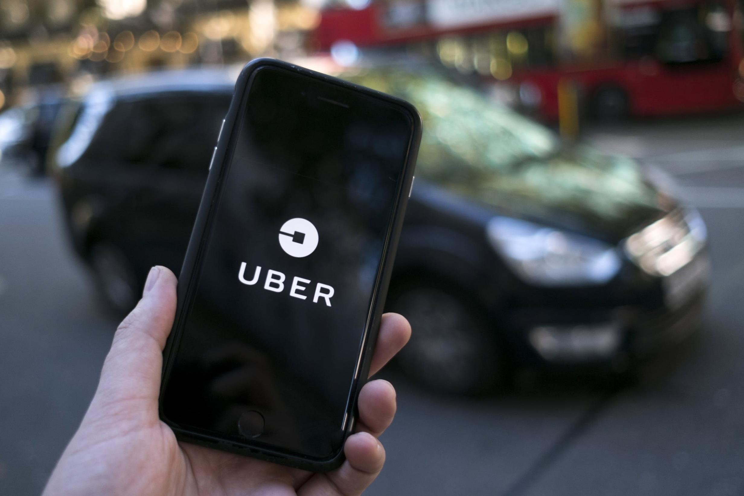 கேள்விக்குறியாகும் பெண்களின் பாதுகாப்பு…. UBER டாக்சி டிரைவரின் மெசேஜ்…. பெண் பயணி அவதி….!!