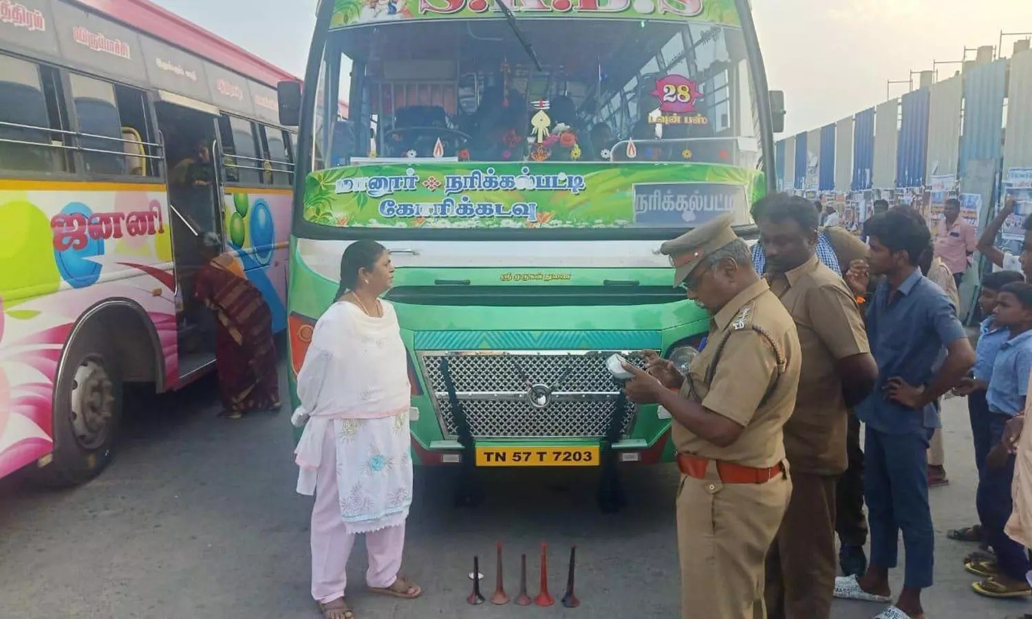 விதிமுறையை மீறினால் கடும் நடவடிக்கை… பேருந்துகளில் பொருத்தப்பட்ட ஏர்ஹாரன் பறிமுதல்…. அதிரடி காட்டிய அதிகாரிகள்…!!