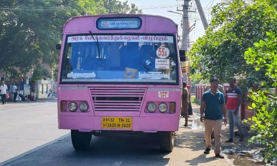 ஓடும் பேருந்தில் பெண்களை கிண்டல் செய்த அரசு பள்ளி  மாணவர்கள்…. பரபரப்பு சம்பவம்…!!