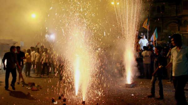 அதிகரிக்கும் காற்று மாசு…. தீபாவளிக்கு பட்டாசுகள் வெடிக்க தடை…. மாநில அரசு அதிரடி உத்தரவு….!!!!