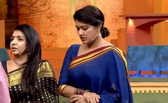 அடேங்கப்பா…! ஒரு பிளாட் முழுவதும் சேலைகள்…. தலைசுற்ற வைத்த பிரபல சின்னத்திரை நடிகை…!!!