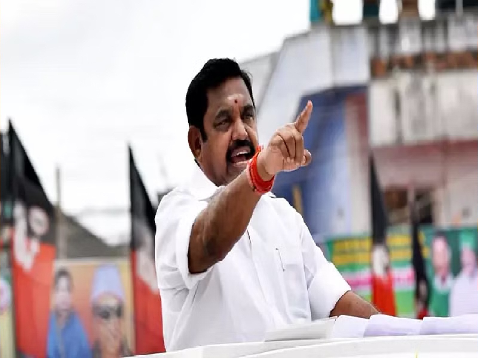 டயர் இல்லை…! பேட்டரி இல்லை.. ஓட்டை உடைசலா இருக்கு… கடுப்பாகிய எடப்பாடி…!!