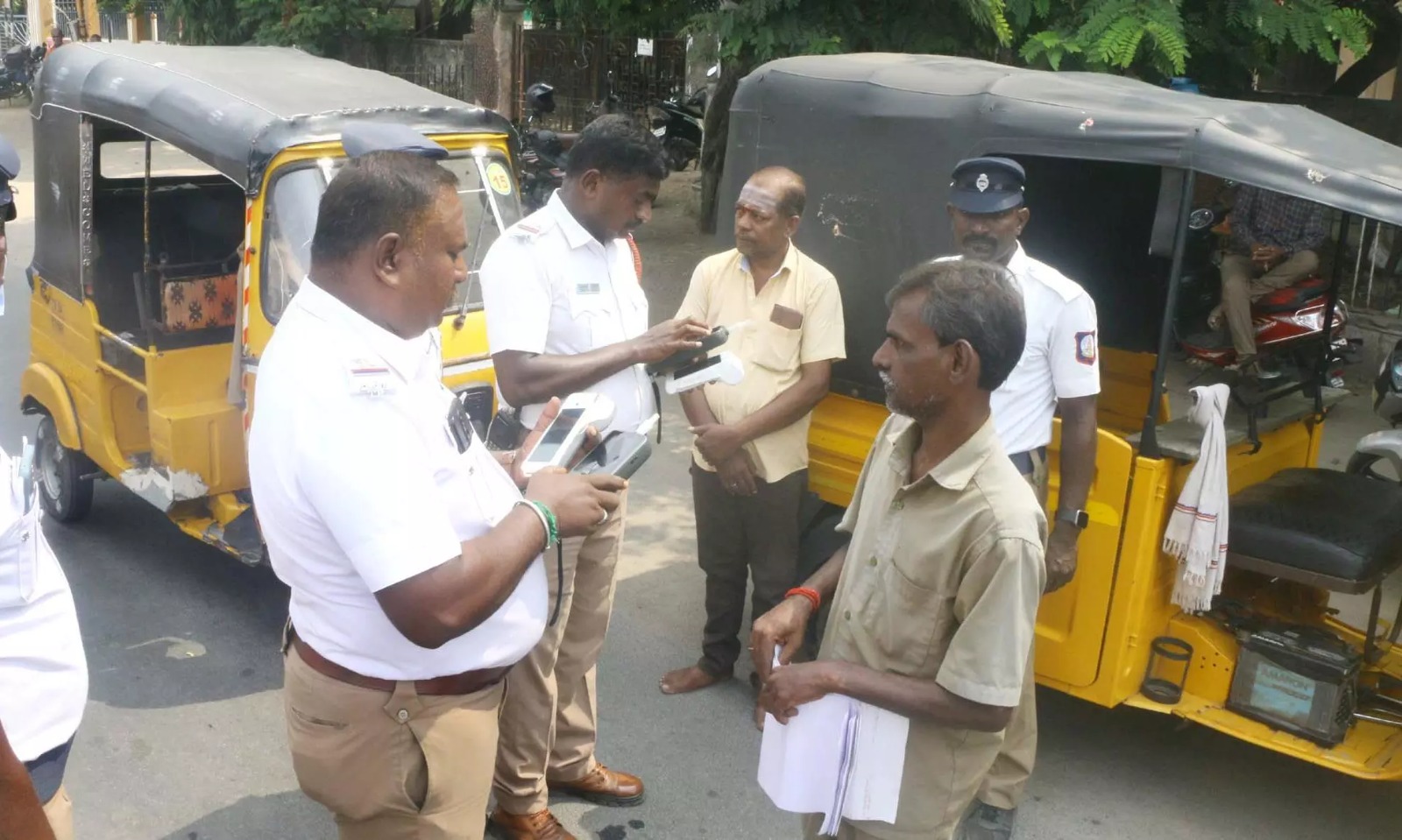 போக்குவரத்து விதி மீறல்…. ஆட்டோ டிரைவர்களுக்கு ரூ.10 ,000 அபராதம்…. போலீஸ் அதிரடி…!!