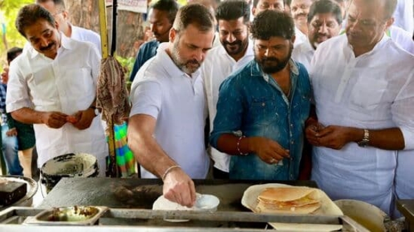 மொறுமொறு தோசை சுட்டு அசத்திய ராகுல் காந்தி…. வைரலாகும் வீடியோ….!!!