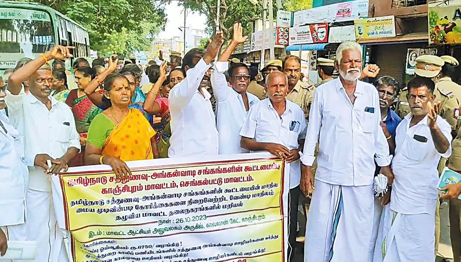 பல்வேறு கோரிக்கைகள்… தமிழ்நாடு சத்துணவு மற்றும் அங்கன்வாடி சங்கங்களின் கூட்டமைப்பு சார்பில் சாலை மறியல்…!!