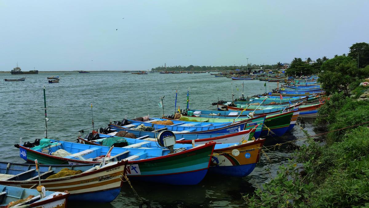 மறு அறிவிப்பு வரும்வரை மீனவர்கள் கடலுக்கு  செல்ல வேண்டாம்…. வானிலை மையம்…!!