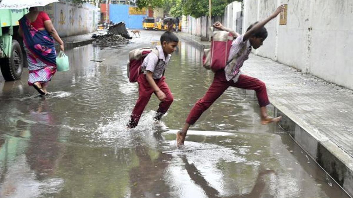 கனமழை எதிரொலி..! செங்கல்பட்டு மாவட்டத்தில் நாளை (25ஆம் தேதி) பள்ளிகளுக்கு மட்டும் விடுமுறை..!!