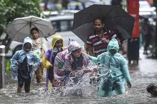 கனமழை: இன்று பள்ளி, கல்லூரிகளுக்கு விடுமுறையா..?  எதிர்பார்ப்பில் மாணவர்கள்…!!