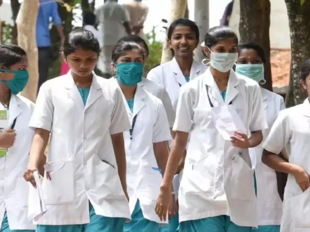 10-க்கும் மேற்பட்ட நர்சிங் மாணவிகள் மூச்சுத்திணறல்…. உ.பியில் அதிர்ச்சி…!!