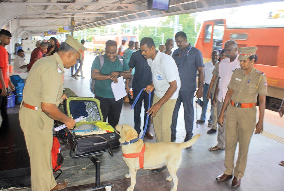 ரயில் நிலையத்தில் சோதனை…. பட்டாசுகள் கொண்டு சென்ற இருவர் கைது…. போலீஸ் அதிரடி…!!