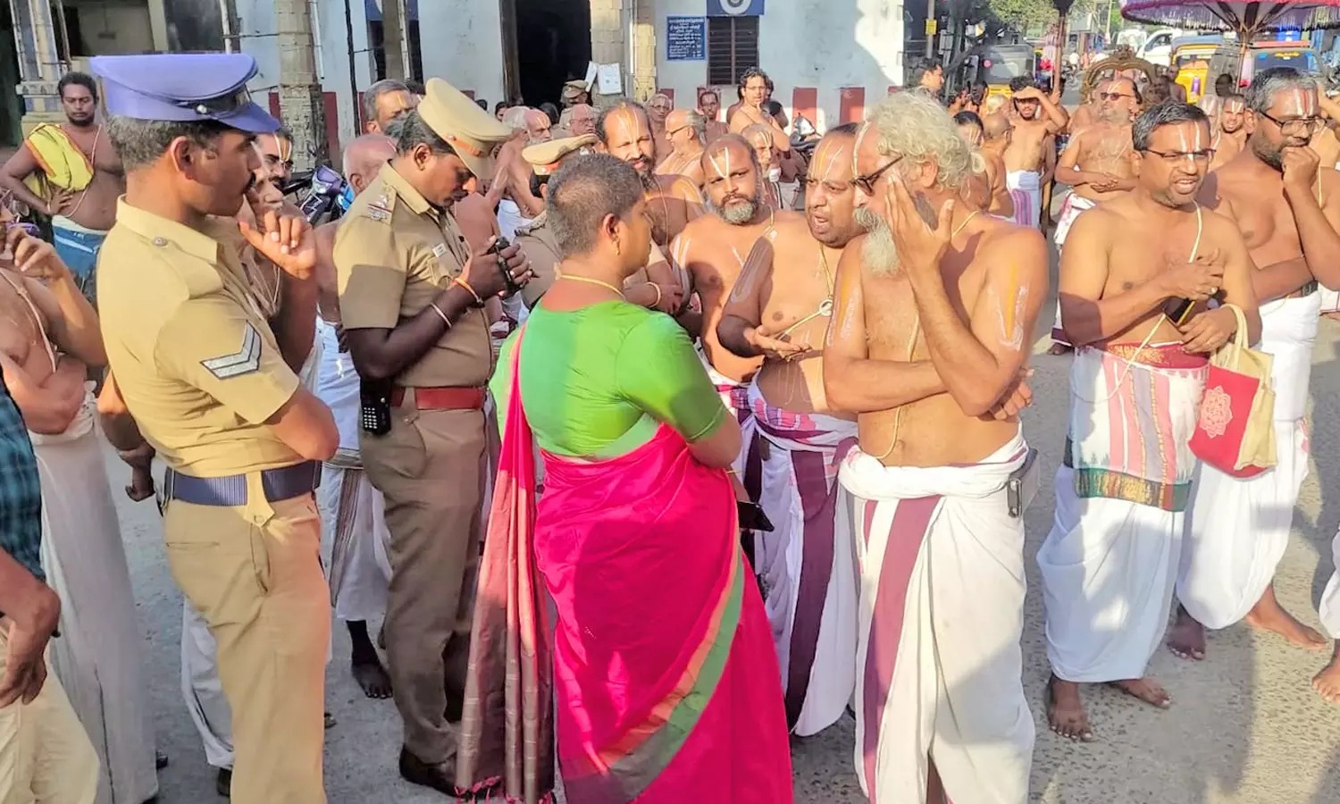 பிரபந்தம் பாடுவது தொடர்பாக தகராறு…. அர்ச்சகர்களுக்கு இடையே மோதல்…. போலீஸ் பேச்சுவார்த்தை…!!