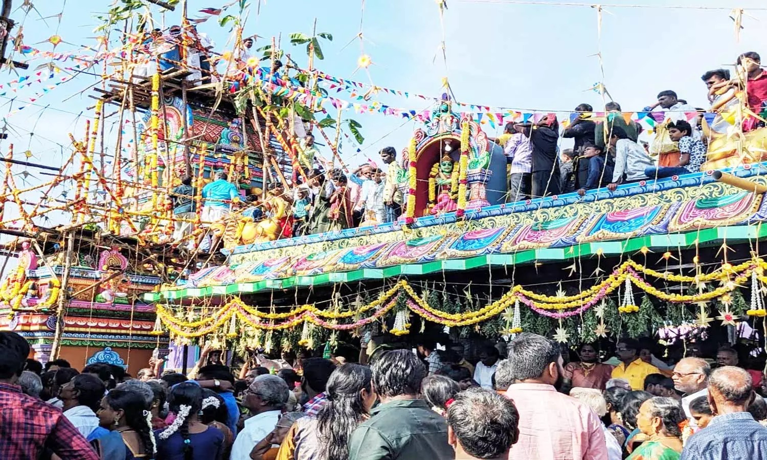 புகழ்பெற்ற அம்மன் கோவிலில் கும்பாபிஷேகம்…. திரளான பக்தர்கள் சாமி தரிசனம்…!!