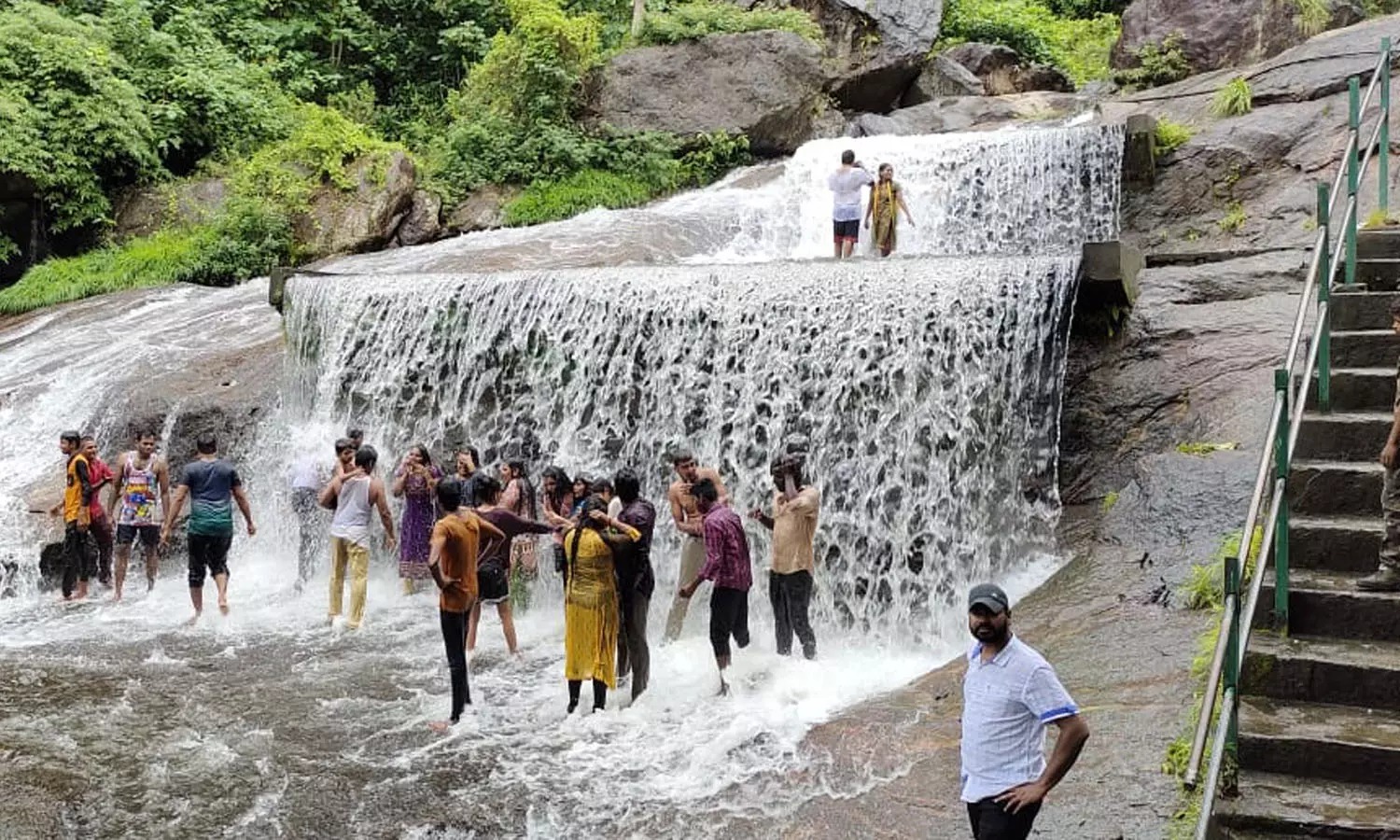 கோவை குற்றாலத்தில் குறைந்த வெள்ளப்பெருக்கு…. சுற்றுலா பயணிகள் குளிப்பதற்கு அனுமதி….!!