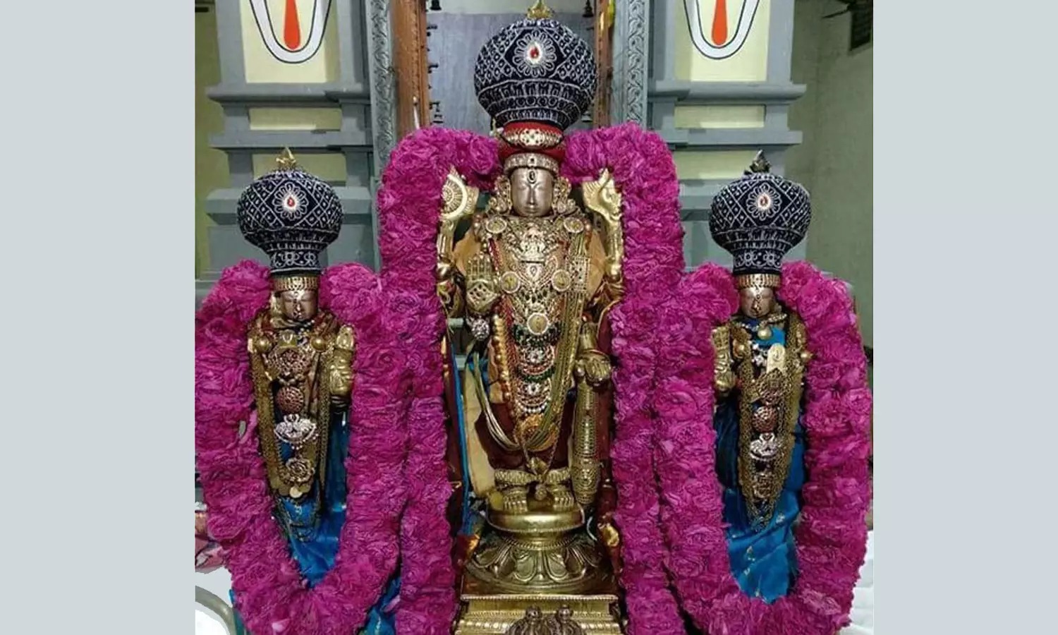 தங்க கவசத்தில் காட்சியளிக்கும் வீரராகவ பெருமாள்…. ஏராளமான பக்தர்கள் சாமி தரிசனம்…!!