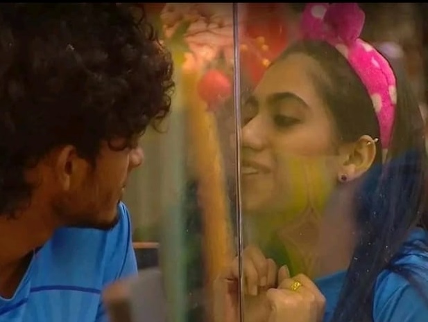 BIGG BOSS: “பல மணி நேரப்போராட்டம்” குடும்பத்தில் புயலை கிளப்பிய மிரர் முத்தம்…. கோபத்தின் உச்சத்தில் பெற்றோர்…!!