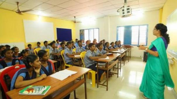 தமிழகத்தில் அனைத்து பள்ளிகளுக்கும் கையடக்க கணினி…. பள்ளிக்கல்வித்துறை அறிவிப்பு…!!!