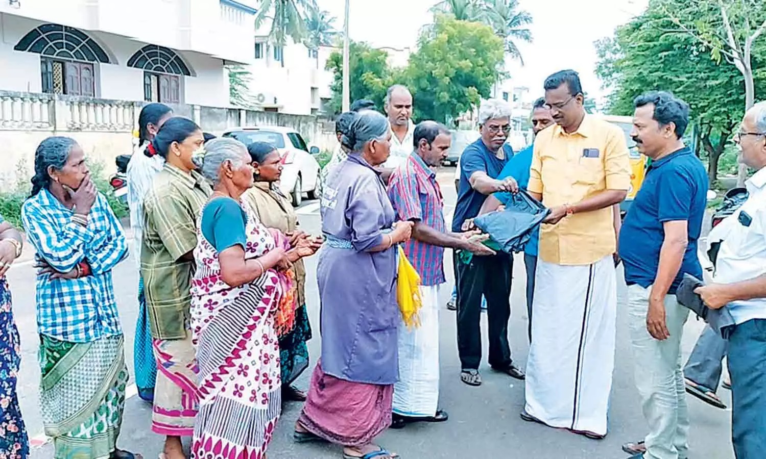 மழையை பொருட்படுத்தாமல் வேலை பார்க்கும் பணியாளர்கள்…. கௌரவபடுத்திய கவுன்சிலர்…!!