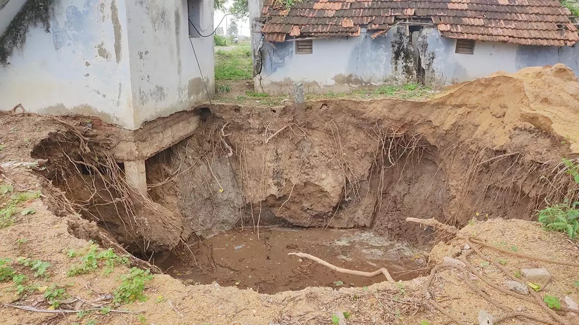 தொடர்ந்து பெய்யும் மலை…  வீடுகள், விவசாய கிணறு இடிந்து சேதம்… ஆய்வு செய்த அதிகாரிகள்…!!