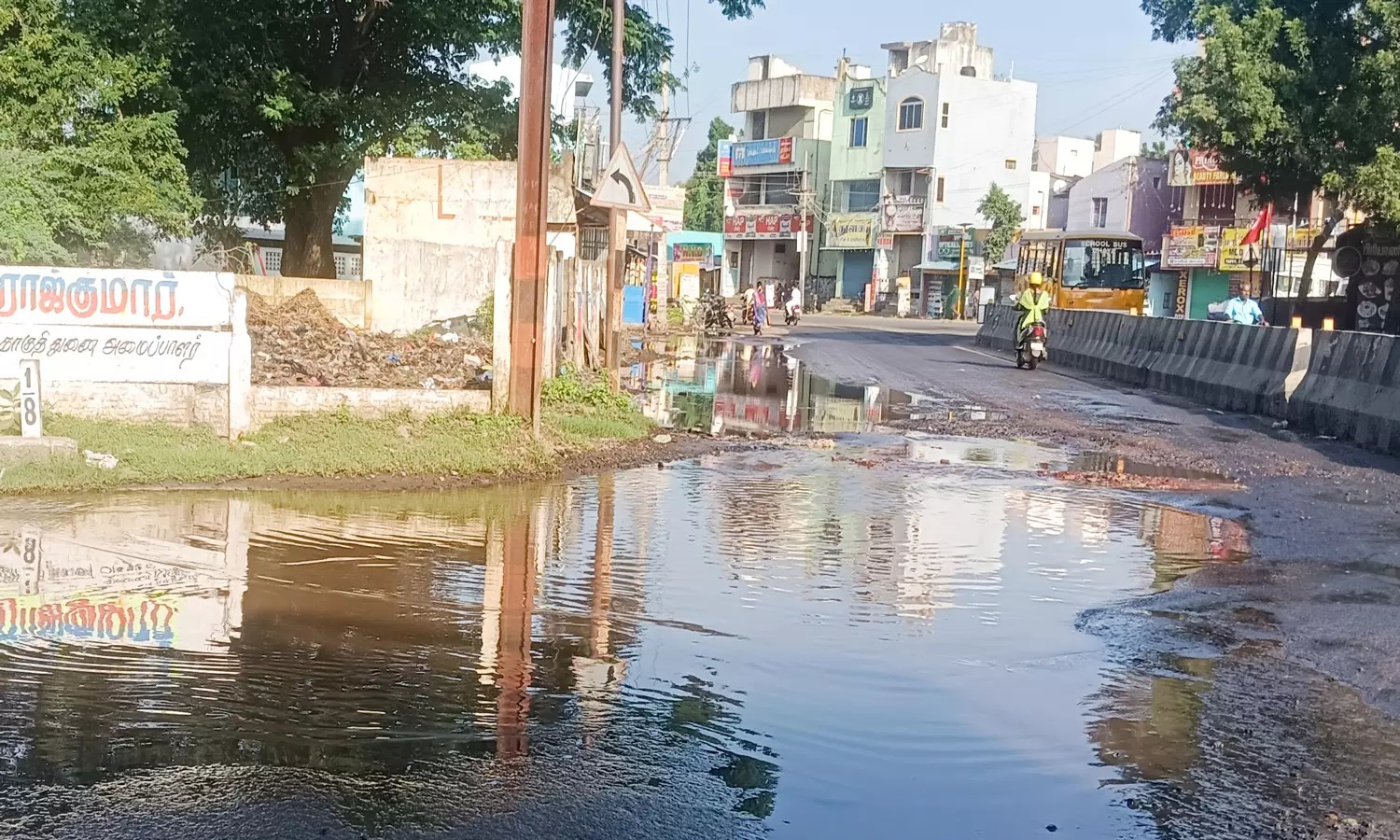 குடிநீர் குழாயில் உடைப்பு…. சாலையில் தேங்கி நிற்கும் தண்ணீர்…. பொதுமக்களின் கோரிக்கை…!!