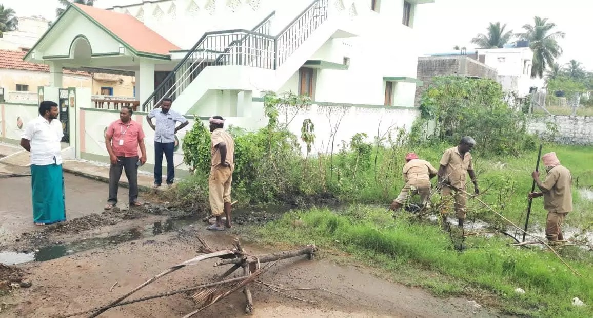 தேங்கி நிற்கும் மழைநீரை அகற்றும் பணி…. நகராட்சி தலைவர் நேரடி ஆய்வு…!!