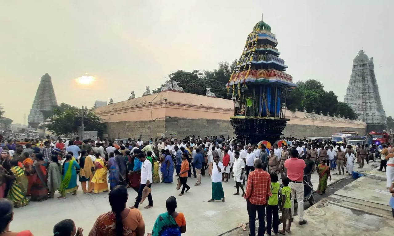 திருவண்ணாமலை அருணாச்சலேஸ்வரர் கோவிலில் அமைக்கப்பட்ட புதிய சிமெண்ட் சாலை…. தேரை வடம் பிடித்து இழுத்த பக்தர்கள்…!!