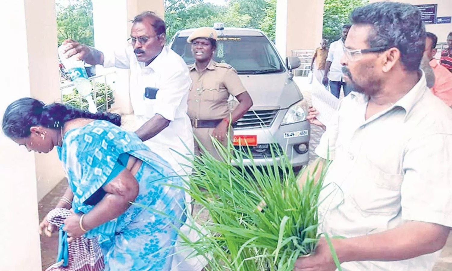 பங்கு கேட்டு மிரட்டும் மருமகள்…. மாமியார் உள்பட 3 பேர் தீக்குளிக்க முயற்சி…. பரபரப்பு சம்பவம்….!!