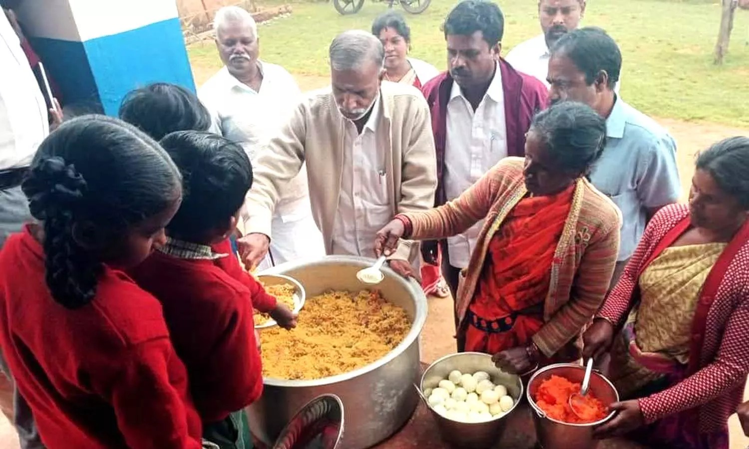 மாணவ-மாணவிகளுக்கு சிக்கன் பிரியாணி…. ஊட்டி யூனியன் தலைவர் அசத்தல்…!!