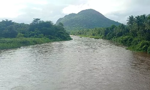 கனமழையால் வெள்ளப்பெருக்கு…. ஆற்றைக் கடக்க வேண்டாம்…. தேனி மக்களுக்கு எச்சரிக்கை….!!