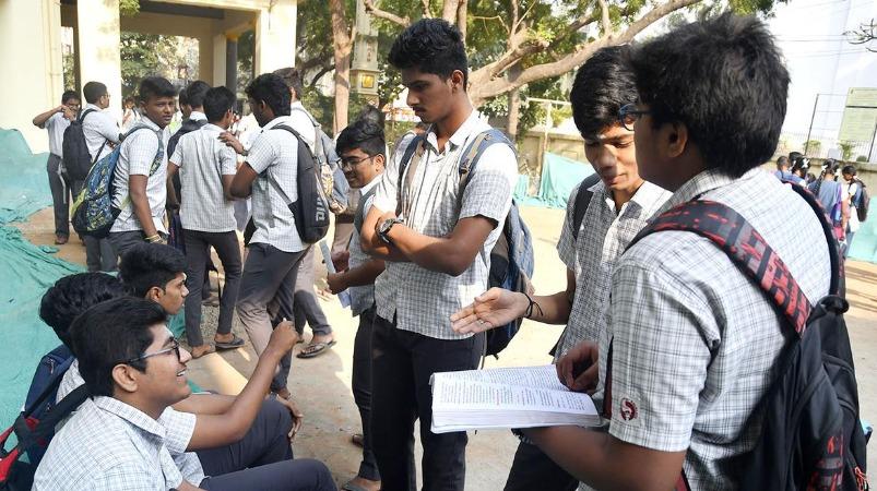 அரசுப்பள்ளிகளில் அடுத்த வருடம் முதல் CBSE பாடத்திட்டம்…. கல்வித்துறை அதிரடி அறிவிப்பு…!!