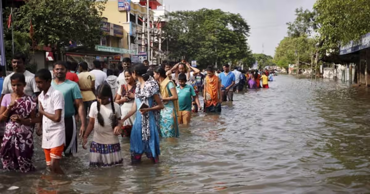 சென்னையில் வெள்ளத்தால் தவிக்கும் மக்கள்… உதவி எண்கள் அறிவிப்பு…!!!