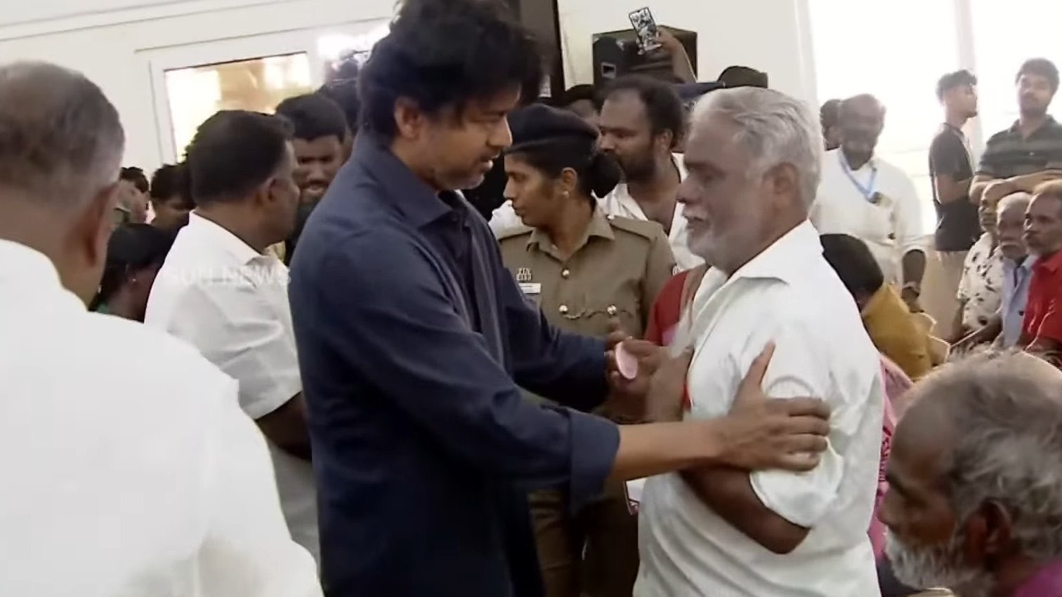 #NellaiWelcomesThalapathy : நானே வருகிறேன்…. உட்காருங்க…. நெல்லையில் மக்களுக்கு நிவாரண பொருட்கள் வழங்கிய தளபதி விஜய்.!!