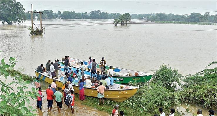 தனித்தீவாக காட்சியளிக்கும் கிராமங்கள்…. சிரமப்படும் பொதுமக்கள்… தூத்துக்குடியில் மீட்பு பணிகள் தீவிரம்…!!