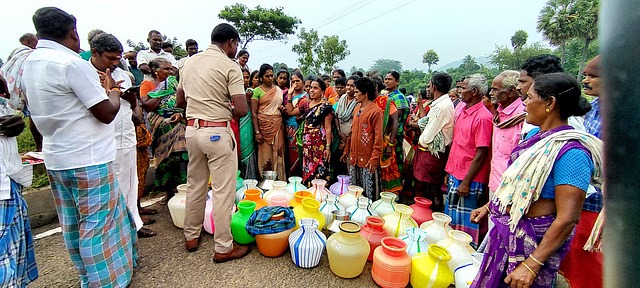 அடிப்படை வசதிகள் இல்ல…. போராட்டத்தில் ஈடுபட்ட பெண்கள்…. போலீஸ் பேச்சுவார்த்தை…!!