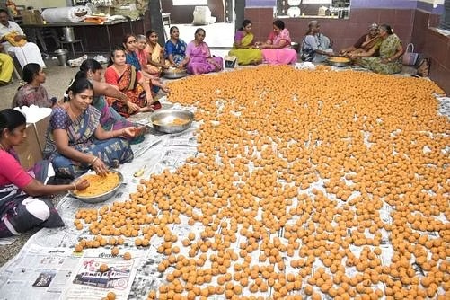 வைகுண்ட ஏகாதசி…. புகழ்பெற்ற கோவிலில் லட்டு தயாரிக்கும் பணி தீவிரம்…!!