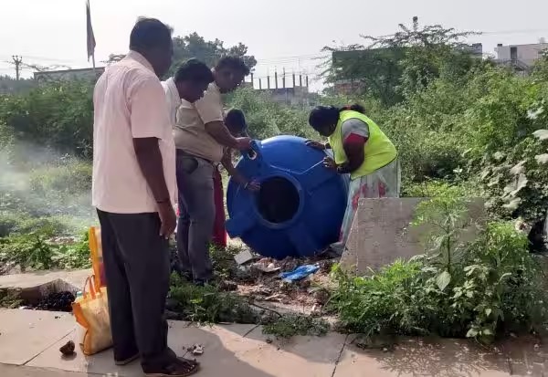 தீவிரமாக களமிறங்கிய பணியாளர்கள்…. மும்முரமாக நடைபெறும் காய்ச்சல் தடுப்பு பணிகள்…!!