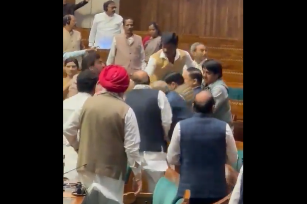 #ParliamentAttack : அடித்து துவைக்கும் எம்பிக்கள்….. மக்களவையில் அத்து மீறி நுழைந்தவர்களை தாக்கும் வீடியோ வைரல்.!!