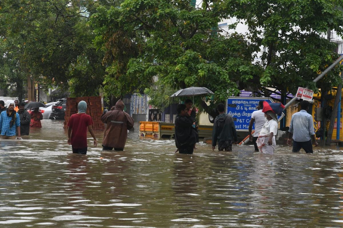 வெள்ளத்தால் சூழ்ந்த கிராமங்கள்…. பலி எண்ணிக்கை 42 ஆக உயர்வு…. மீட்பு பணிகள் தீவிரம்…!!