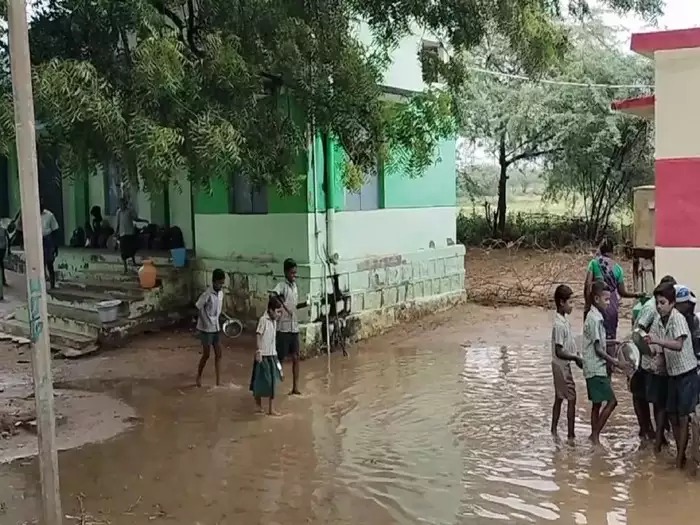 அரசு பள்ளியில் தேங்கியிருக்கும் மழைநீர்…. பொதுமக்களின் குற்றச்சாட்டு…. அதிகாரிகளுக்கு விடுத்த கோரிக்கை…!!