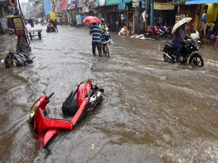 ஸ்டார்ட் பண்ணிடாதீங்க…. நீரில் மூழ்கிய வண்டிகள்…. சிறப்பு முகாம்  அமைக்க ஏற்பாடு…!!