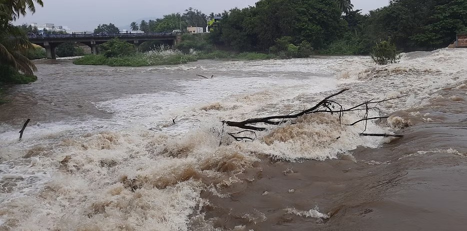 மக்களே எச்சரிக்கை… முல்லை பெரியாற்றில் கரைபுரண்டு ஓடும் வெள்ளம்…. மாவட்ட ஆட்சியரின் அறிவுரை…!!