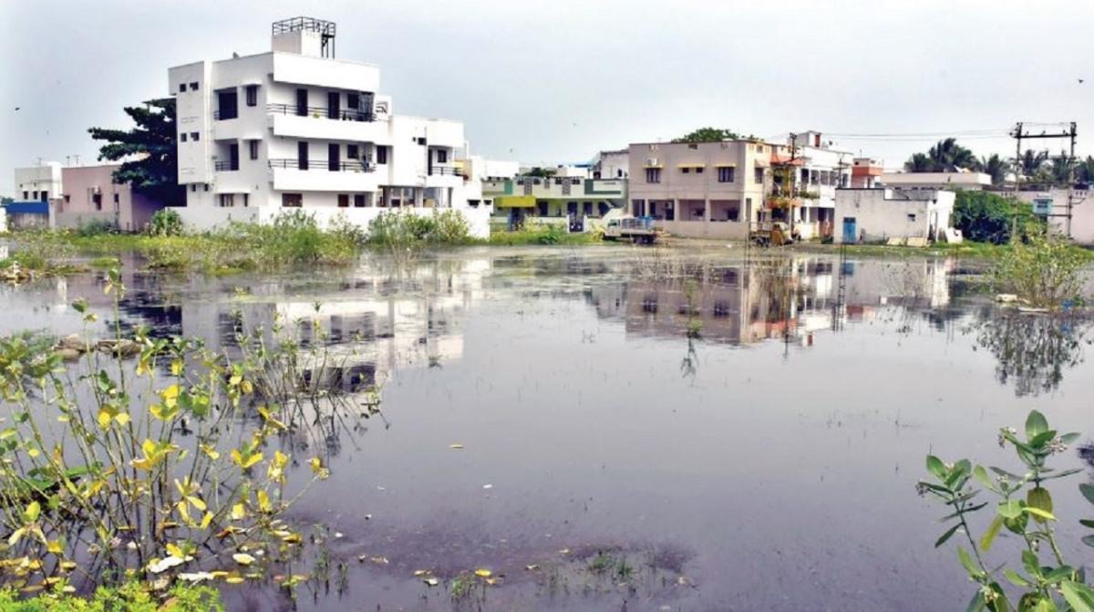 வீடுகளை சூழ்ந்த பெருவெள்ளம்…. பாதிக்கப்பட்ட வயதான தம்பதியினர்…. அரசுக்கு விடுத்த கோரிக்கை…!!